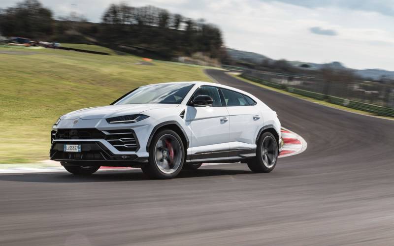 Comparison Urus 2019 vs Volkswagen Atlas Cross Sport